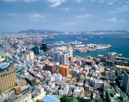 Busan, Südkorea, Stadtansicht mit Hafen