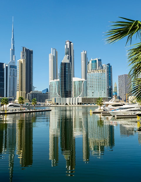Boote im Hafen und Stadtskyline von Dubai, VAE