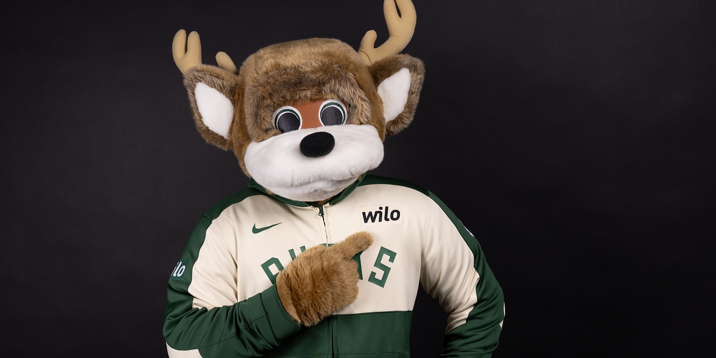 Milwaukee Bucks-Maskottchen Bango trägt Jersey mit Wilo-Logo