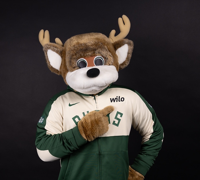 Milwaukee Bucks-Maskottchen Bango trägt Jersey mit Wilo-Logo