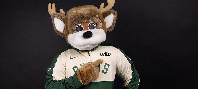 Milwaukee Bucks-Maskottchen Bango trägt Jersey mit Wilo-Logo