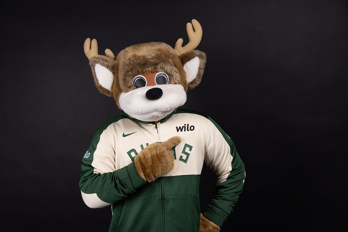 Milwaukee Bucks-Maskottchen Bango trägt Jersey mit Wilo-Logo