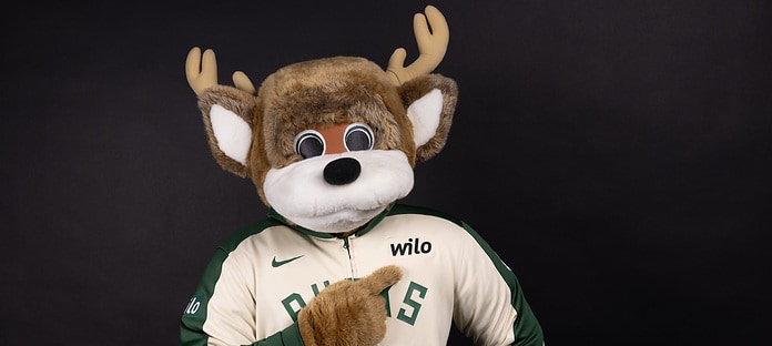 Milwaukee Bucks-Maskottchen Bango trägt Jersey mit Wilo-Logo