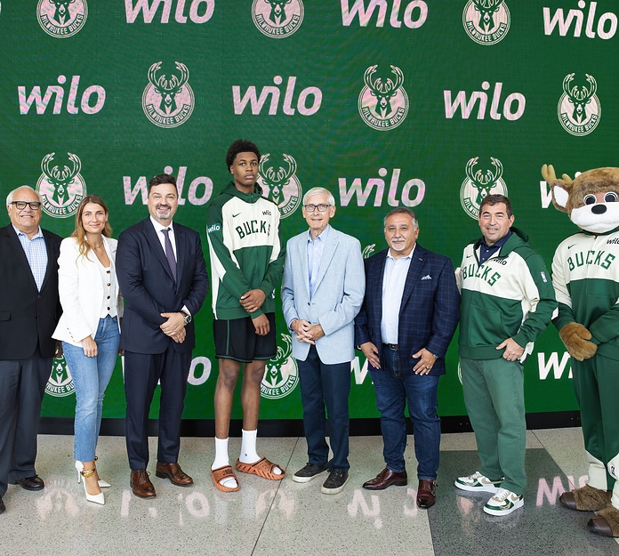 Im Bild (v. l.): Jim Paschke (Sportreporter), Svenja Ahlburg (Chief Sales Officer von Wilo Americas), Michael Ahrens (Deutscher Generalkonsul in Chicago), Tyler Smith (Spieler der Milwaukee Bucks), Tony Evers (Gouverneur von Wisconsin), Jeff Plaster (Chief Executive Officer von Wilo Americas), Peter Feigin (Präsident der Milwaukee Bucks und des Fiserv Forum) und Bango (Maskottchen der Milwaukee Bucks). Bild: Milwaukee Bucks