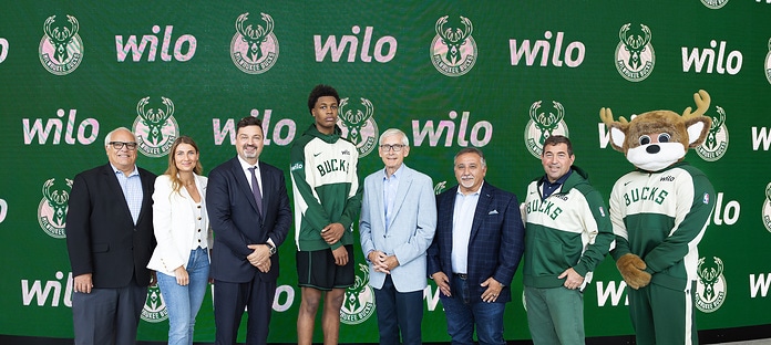 Im Bild (v. l.): Jim Paschke (Sportreporter), Svenja Ahlburg (Chief Sales Officer von Wilo Americas), Michael Ahrens (Deutscher Generalkonsul in Chicago), Tyler Smith (Spieler der Milwaukee Bucks), Tony Evers (Gouverneur von Wisconsin), Jeff Plaster (Chief Executive Officer von Wilo Americas), Peter Feigin (Präsident der Milwaukee Bucks und des Fiserv Forum) und Bango (Maskottchen der Milwaukee Bucks). Bild: Milwaukee Bucks