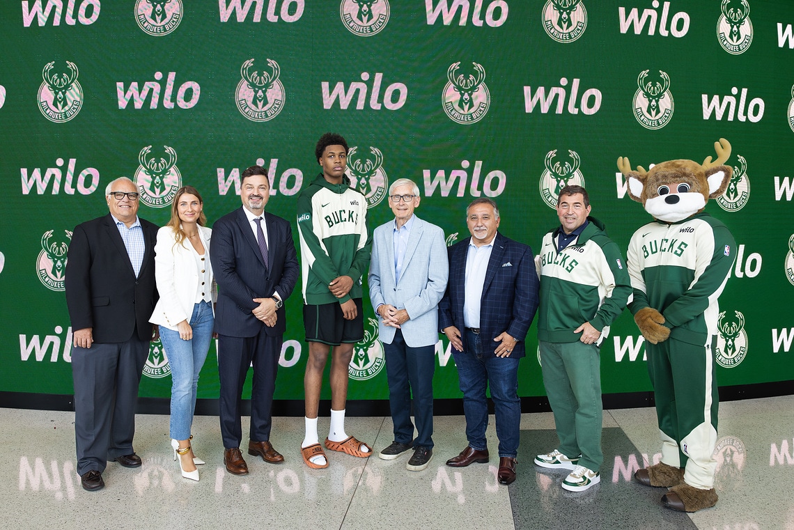 Im Bild (v. l.): Jim Paschke (Sportreporter), Svenja Ahlburg (Chief Sales Officer von Wilo Americas), Michael Ahrens (Deutscher Generalkonsul in Chicago), Tyler Smith (Spieler der Milwaukee Bucks), Tony Evers (Gouverneur von Wisconsin), Jeff Plaster (Chief Executive Officer von Wilo Americas), Peter Feigin (Präsident der Milwaukee Bucks und des Fiserv Forum) und Bango (Maskottchen der Milwaukee Bucks). Bild: Milwaukee Bucks