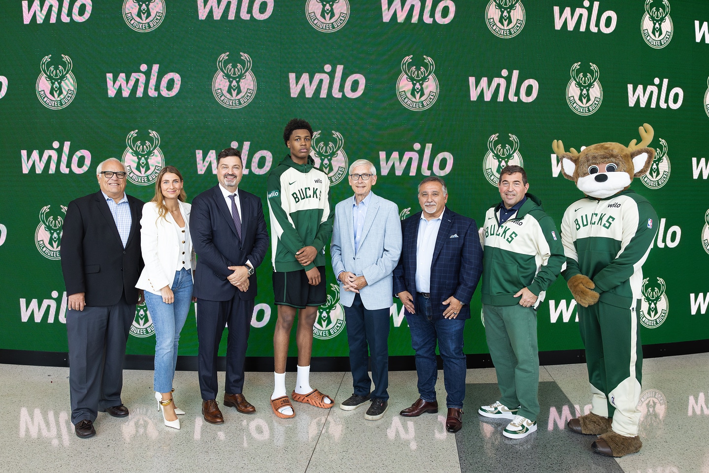 Im Bild (v. l.): Jim Paschke (Sportreporter), Svenja Ahlburg (Chief Sales Officer von Wilo Americas), Michael Ahrens (Deutscher Generalkonsul in Chicago), Tyler Smith (Spieler der Milwaukee Bucks), Tony Evers (Gouverneur von Wisconsin), Jeff Plaster (Chief Executive Officer von Wilo Americas), Peter Feigin (Präsident der Milwaukee Bucks und des Fiserv Forum) und Bango (Maskottchen der Milwaukee Bucks). Bild: Milwaukee Bucks