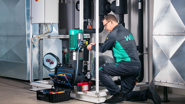 Szerviztechnikus végez javítást szivattyúrendszeren az üzembiztos működés és hosszú élettartam érdekében