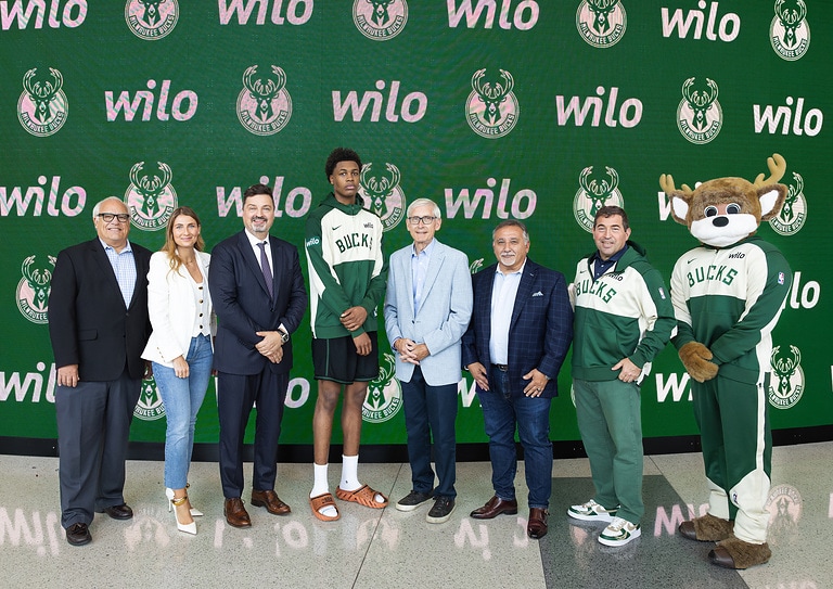 Bucks signing fotos