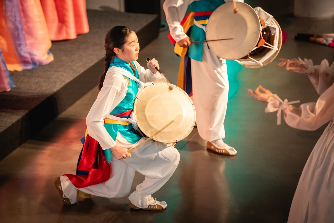 Am 14. Oktober begrüßte die Wilo Gruppe als Gastgeber den MBC Kinderchor Daejeon aus Südkorea zusammen mit der Akademie für Gesang NRW auf dem Wilopark. Anlass dafür war ein von der Akademie organisiertes Konzert im Rahmen der „Internationalen Chorbegegnung 2024“ mit 45 Nachwuchssängerinnen und -sängern aus Südkorea sowie Deutschland. Auf einer Bühne im Pioneer Cube hatten die Kinder und Jugendlichen ihren großen Auftritt.