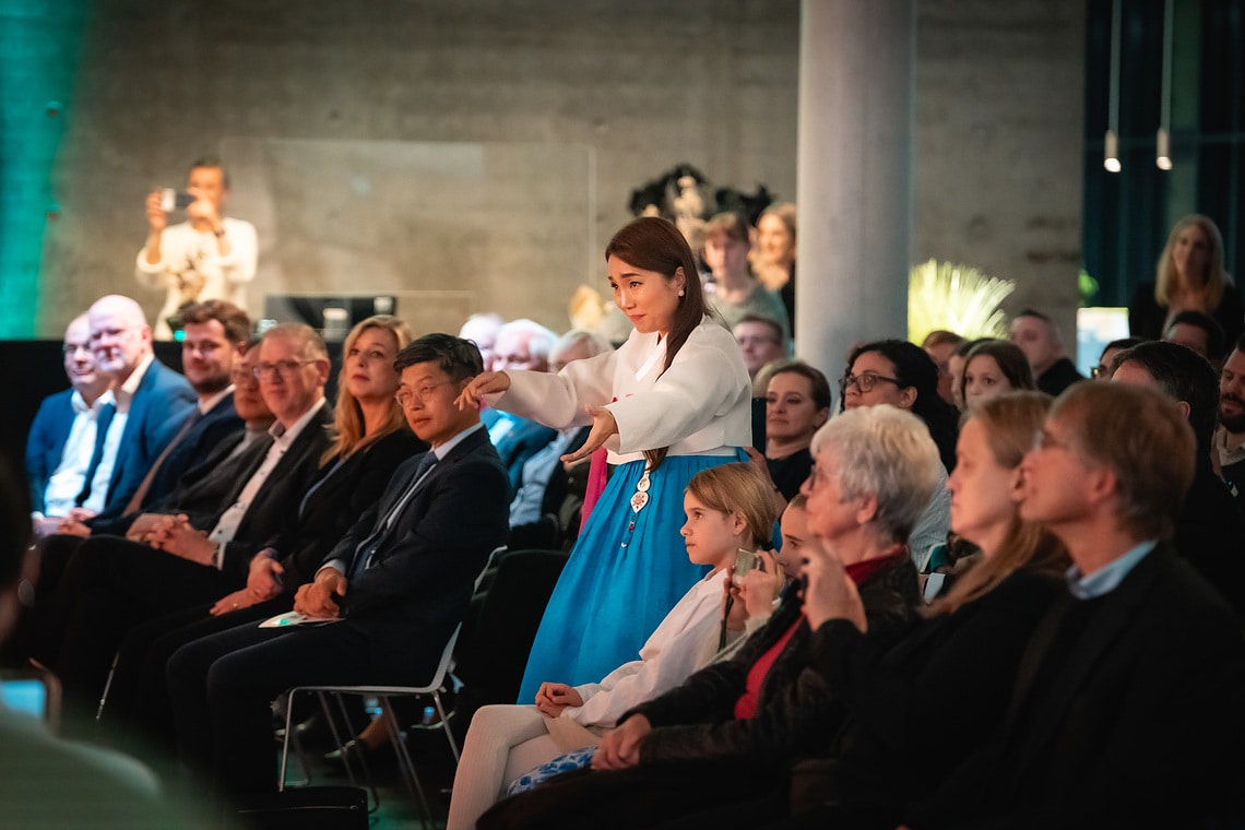 Am 14. Oktober begrüßte die Wilo Gruppe als Gastgeber den MBC Kinderchor Daejeon aus Südkorea zusammen mit der Akademie für Gesang NRW auf dem Wilopark. Anlass dafür war ein von der Akademie organisiertes Konzert im Rahmen der „Internationalen Chorbegegnung 2024“ mit 45 Nachwuchssängerinnen und -sängern aus Südkorea sowie Deutschland. Auf einer Bühne im Pioneer Cube hatten die Kinder und Jugendlichen ihren großen Auftritt.