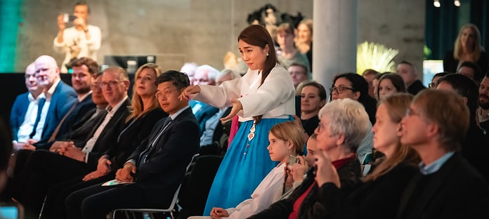 Am 14. Oktober begrüßte die Wilo Gruppe als Gastgeber den MBC Kinderchor Daejeon aus Südkorea zusammen mit der Akademie für Gesang NRW auf dem Wilopark. Anlass dafür war ein von der Akademie organisiertes Konzert im Rahmen der „Internationalen Chorbegegnung 2024“ mit 45 Nachwuchssängerinnen und -sängern aus Südkorea sowie Deutschland. Auf einer Bühne im Pioneer Cube hatten die Kinder und Jugendlichen ihren großen Auftritt.