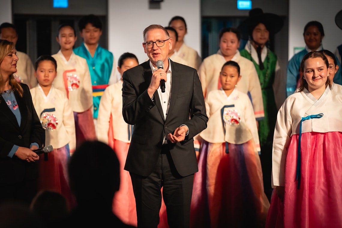 Am 14. Oktober begrüßte die Wilo Gruppe als Gastgeber den MBC Kinderchor Daejeon aus Südkorea zusammen mit der Akademie für Gesang NRW auf dem Wilopark. Anlass dafür war ein von der Akademie organisiertes Konzert im Rahmen der „Internationalen Chorbegegnung 2024“ mit 45 Nachwuchssängerinnen und -sängern aus Südkorea sowie Deutschland. Auf einer Bühne im Pioneer Cube hatten die Kinder und Jugendlichen ihren großen Auftritt.