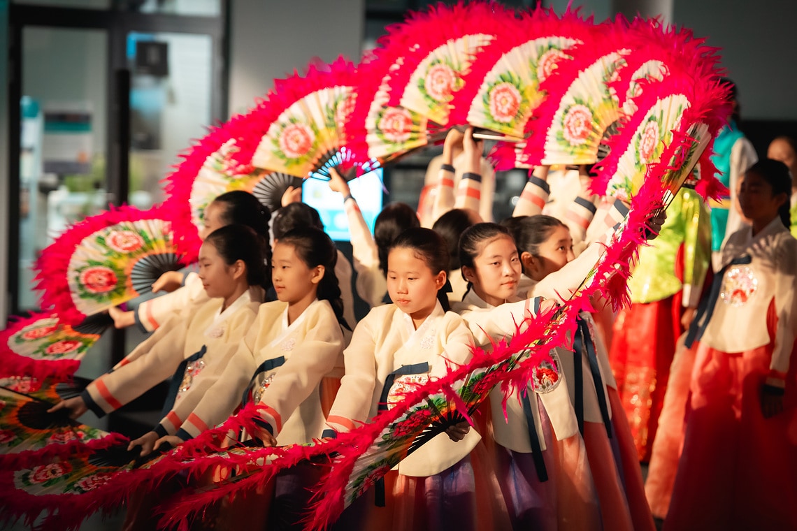 Am 14. Oktober begrüßte die Wilo Gruppe als Gastgeber den MBC Kinderchor Daejeon aus Südkorea zusammen mit der Akademie für Gesang NRW auf dem Wilopark. Anlass dafür war ein von der Akademie organisiertes Konzert im Rahmen der „Internationalen Chorbegegnung 2024“ mit 45 Nachwuchssängerinnen und -sängern aus Südkorea sowie Deutschland. Auf einer Bühne im Pioneer Cube hatten die Kinder und Jugendlichen ihren großen Auftritt.