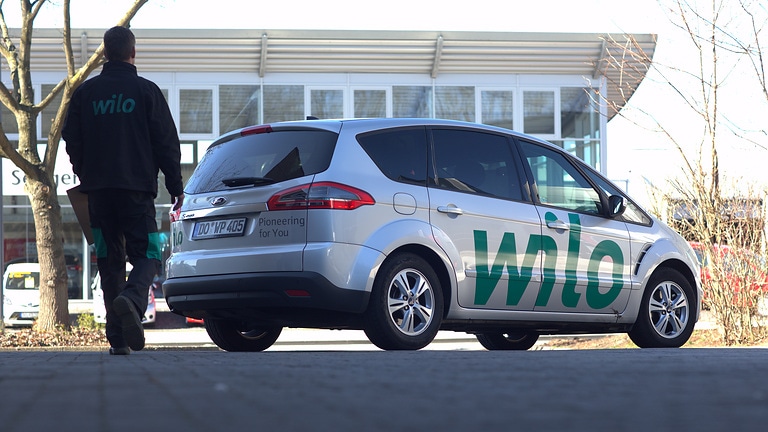 Wilo szerviztechnikus siet a szervizautóhoz sürgős kiszálláshoz – gyors helyszíni támogatás