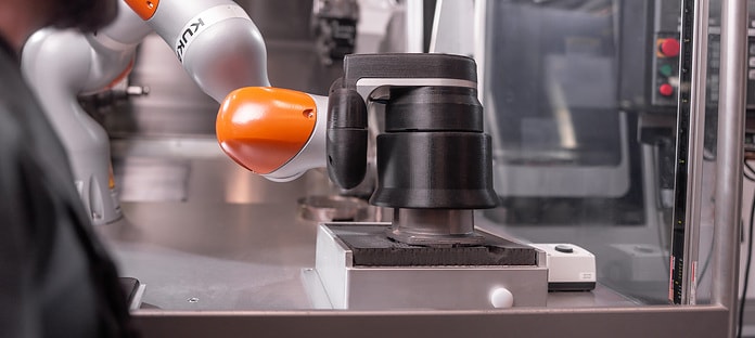 Roboter mit Kuga-Logo