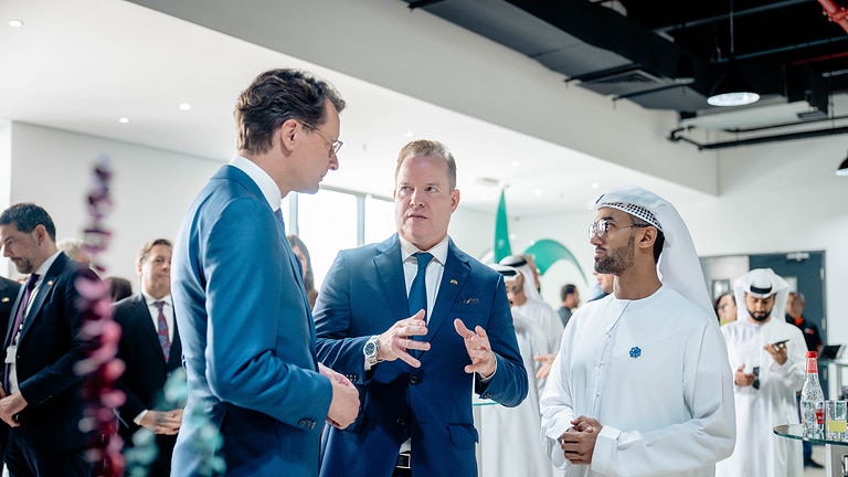 Der Ministerpräsident des Landes Nordrhein-Westfalen, HendrikWüst, Wilo-CEO Oliver Hermes und Husain Al Meer, Director Global Offshore Wind& UK bei Masdar.