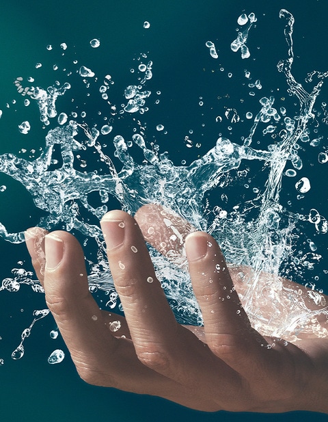 eine-hand-mit-dem-wichtigen-medium-wasser-als-symbol-des-geschaeftsbericht-und-nachhaltigkeitsbericht-der-wilo-group-2024