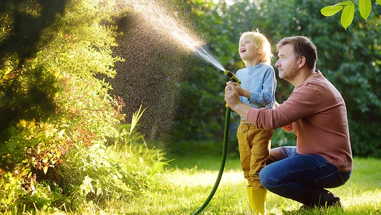 ein-vater-mit-seinem-kind-sind-ein-gutes-beispiel-fuer-den-wilo-megatrend-menschenorientiert