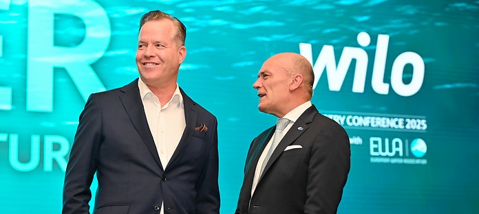 Oliver Hermes, President & Global CEO der Wilo Group (links), im Gespräch mit Pietro Francesco De Lotto, Mitglied des Präsidiums des Europäischen Wirtschafts- und Sozialausschusses.