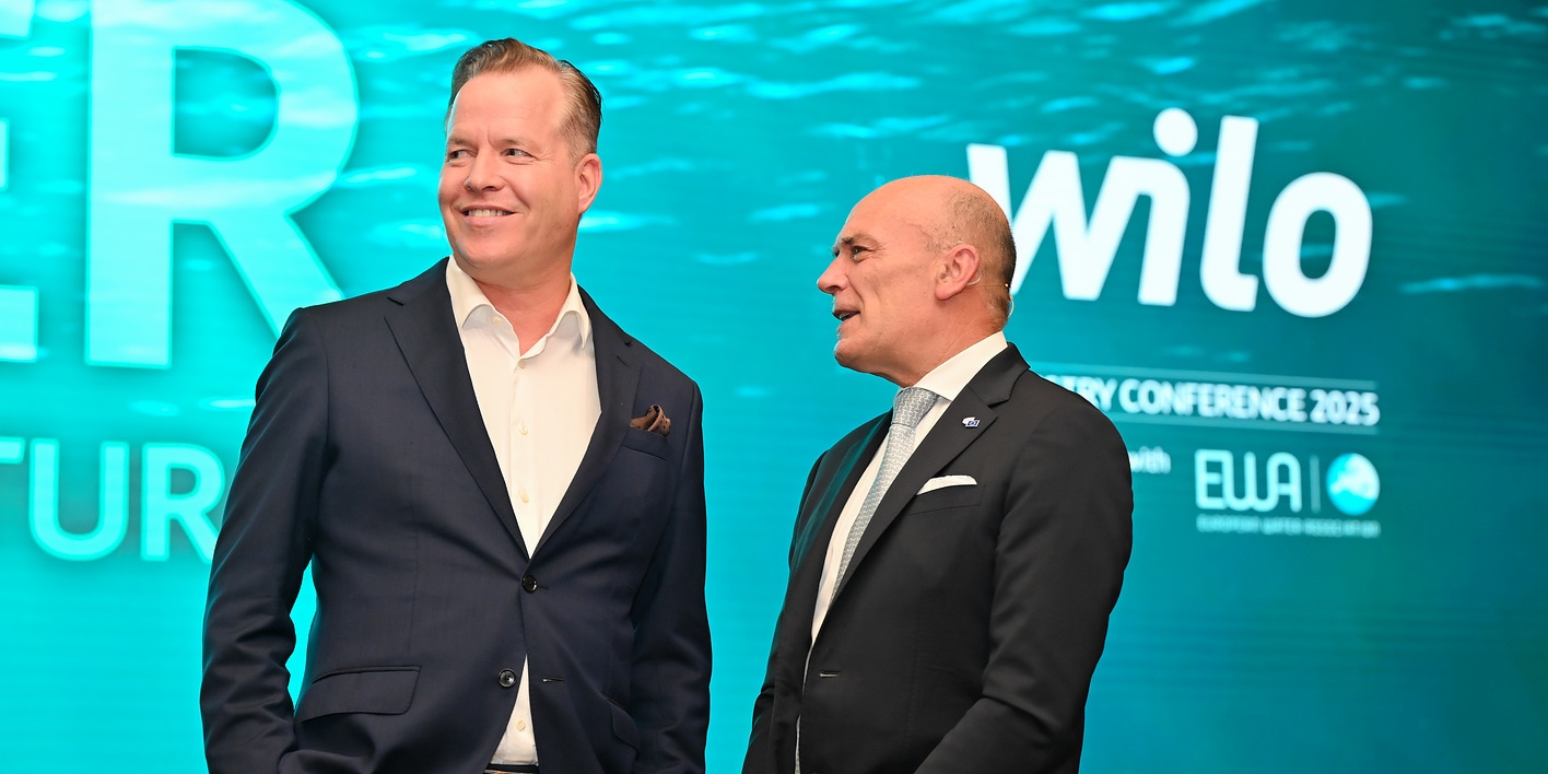 Oliver Hermes, President & Global CEO der Wilo Group (links), im Gespräch mit Pietro Francesco De Lotto, Mitglied des Präsidiums des Europäischen Wirtschafts- und Sozialausschusses.