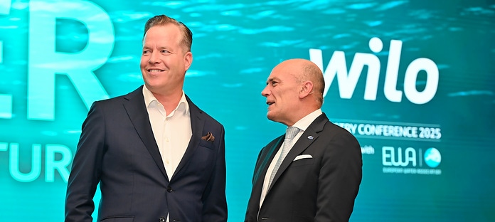 Oliver Hermes, President & Global CEO der Wilo Group (links), im Gespräch mit Pietro Francesco De Lotto, Mitglied des Präsidiums des Europäischen Wirtschafts- und Sozialausschusses.