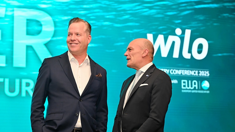Oliver Hermes, President & Global CEO der Wilo Group (links), im Gespräch mit Pietro Francesco De Lotto, Mitglied des Präsidiums des Europäischen Wirtschafts- und Sozialausschusses.