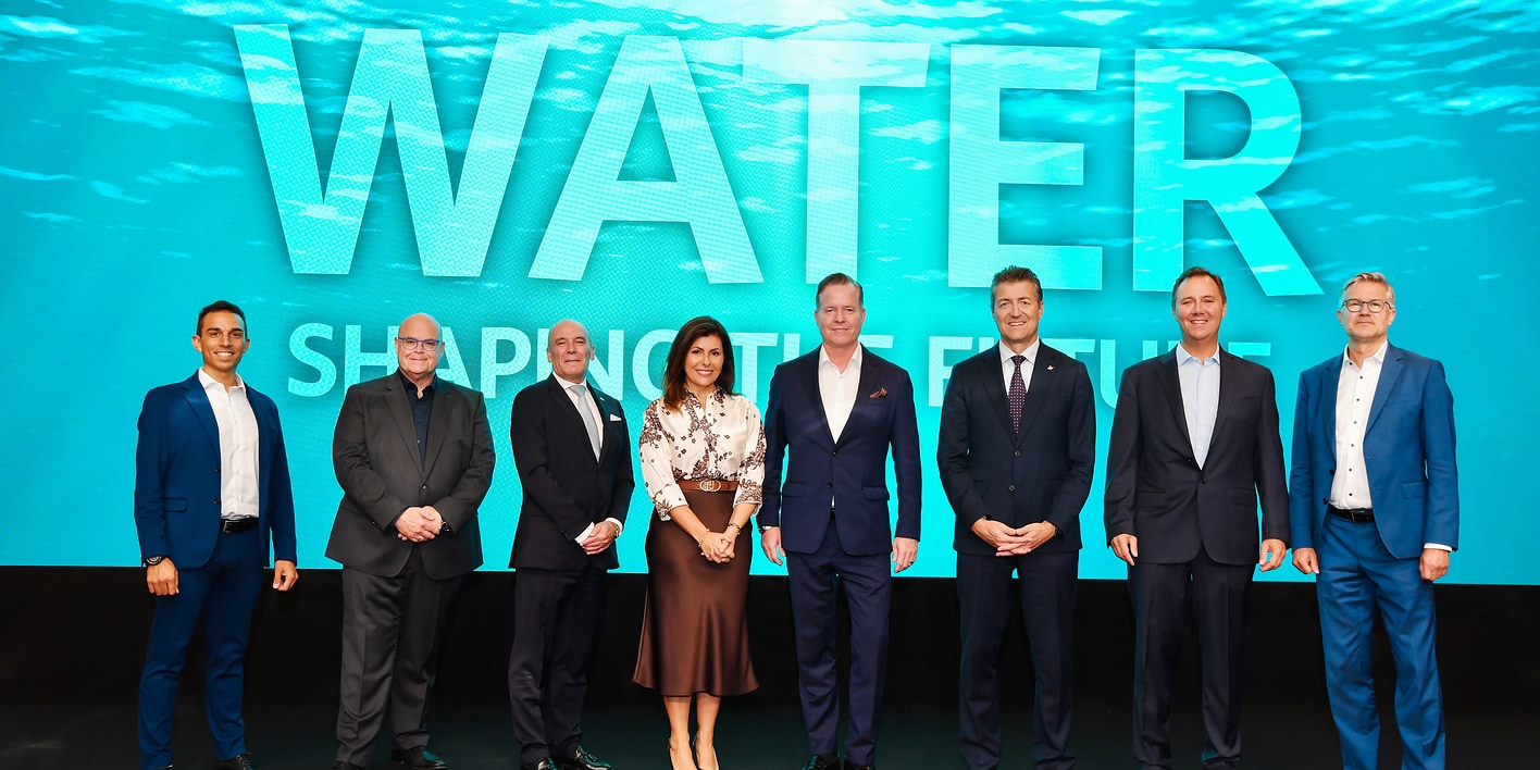 Die Teilnehmenden der Wilo-Industriekonferenz 2025. Wilo-CEO Oliver Hermes (3. v. l.): „Die Beiträge haben deutlich gezeigt, dass die KI-Revolution erhebliche Chancen im Hinblick auf die mit der Wasserknappheit einhergehenden Herausforderungen bietet“.