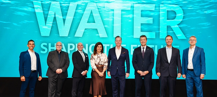 Die Teilnehmenden der Wilo-Industriekonferenz 2025. Wilo-CEO Oliver Hermes (4. v. r.): „Die Beiträge haben deutlich gezeigt, dass die KI-Revolution erhebliche Chancen im Hinblick auf die mit der Wasserknappheit einhergehenden Herausforderungen bietet“.