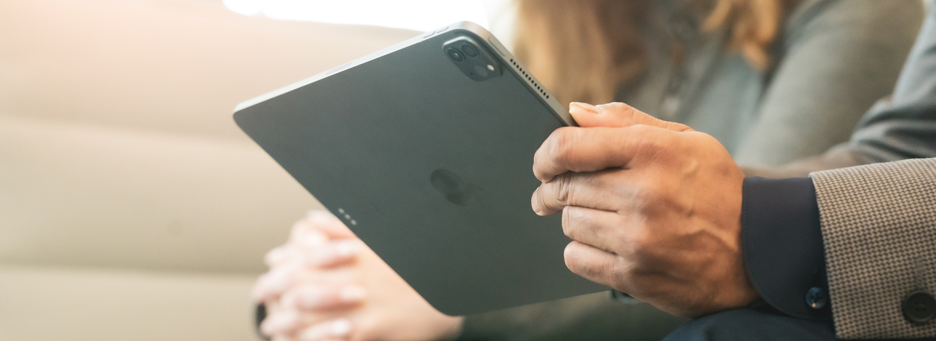 Ein Wilo Mitarbeiter benutzt ein Tablet