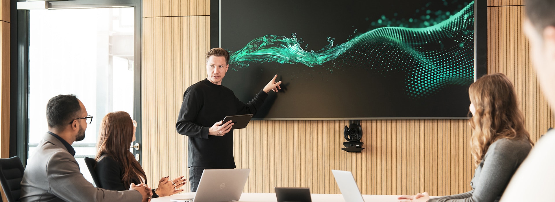 Wilo employees speak about the strategy and WATER AI in a meeting room