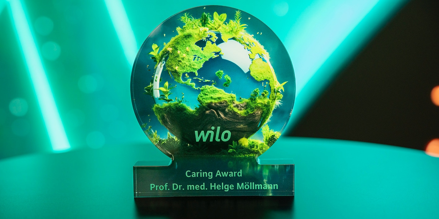 Following an emergency situation at Wilo, Oliver Hermes honours Prof. Dr. Helge Möllmann