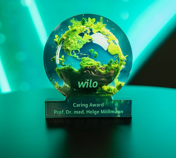 Following an emergency situation at Wilo, Oliver Hermes honours Prof. Dr. Helge Möllmann