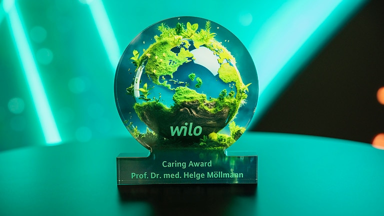 Eigentlich erhielt Oliver Hermes auf der Wilo-Belegschaftsversammlung im April einen Preis für sein beherztes Handeln im Notfall. Doch der Wilo-CEO reichte ihn an Prof. Helge Möllmann weiter – den „eigentlichen Retter.“