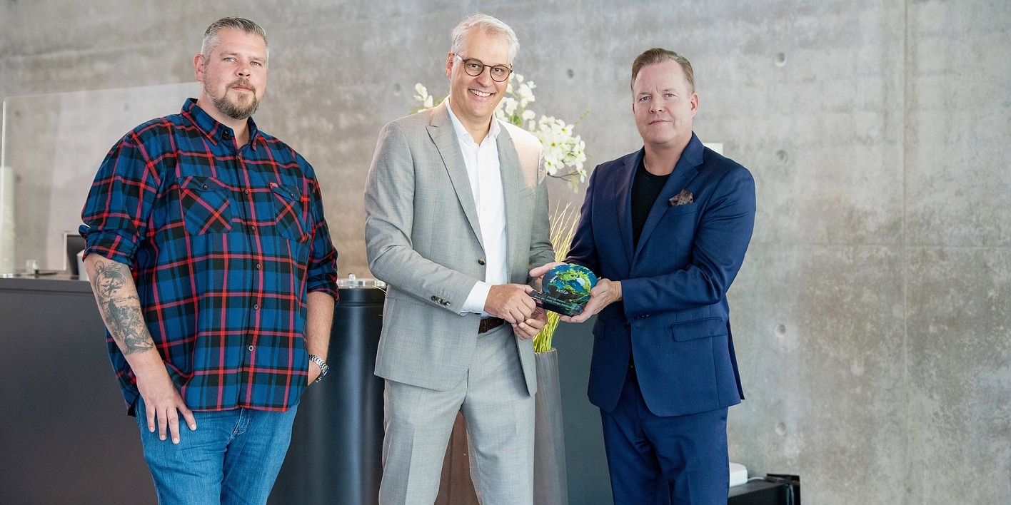 Bei der Preisübergabe (v. l.): Tobias Bähr, stellvertretender Betriebsratsvorsitzender der WILO SE, Prof. Dr. Helge Möllmann, Chefarzt der Klinik für Innere Medizin I im St. Johannes Hospital Dortmund, sowie Oliver Hermes, President & Global CEO der Wilo Group. Bild: WILO SE