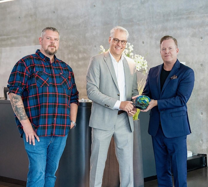 Bei der Preisübergabe (v. l.): Tobias Bähr, stellvertretender Betriebsratsvorsitzender der WILO SE, Prof. Dr. Helge Möllmann, Chefarzt der Klinik für Innere Medizin I im St. Johannes Hospital Dortmund, sowie Oliver Hermes, President & Global CEO der Wilo Group. Bild: WILO SE