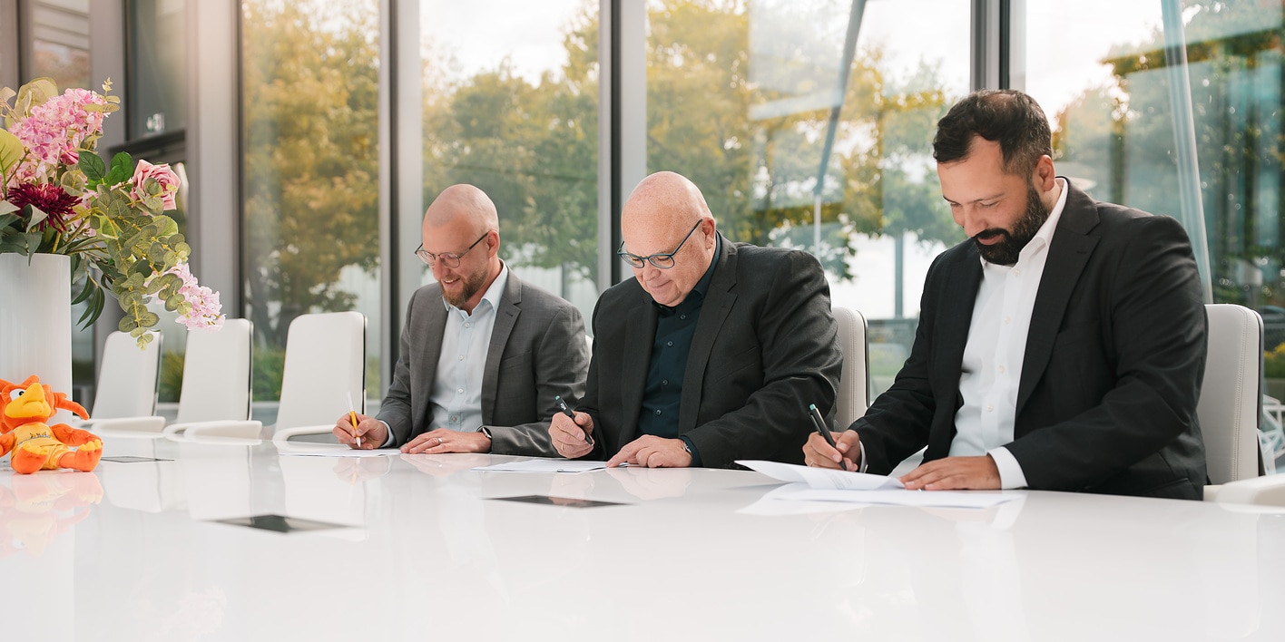 Images of the contract signing