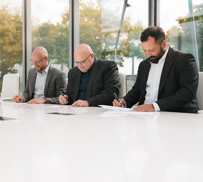 Images of the contract signing