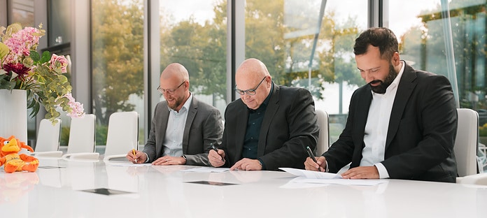 Images of the contract signing