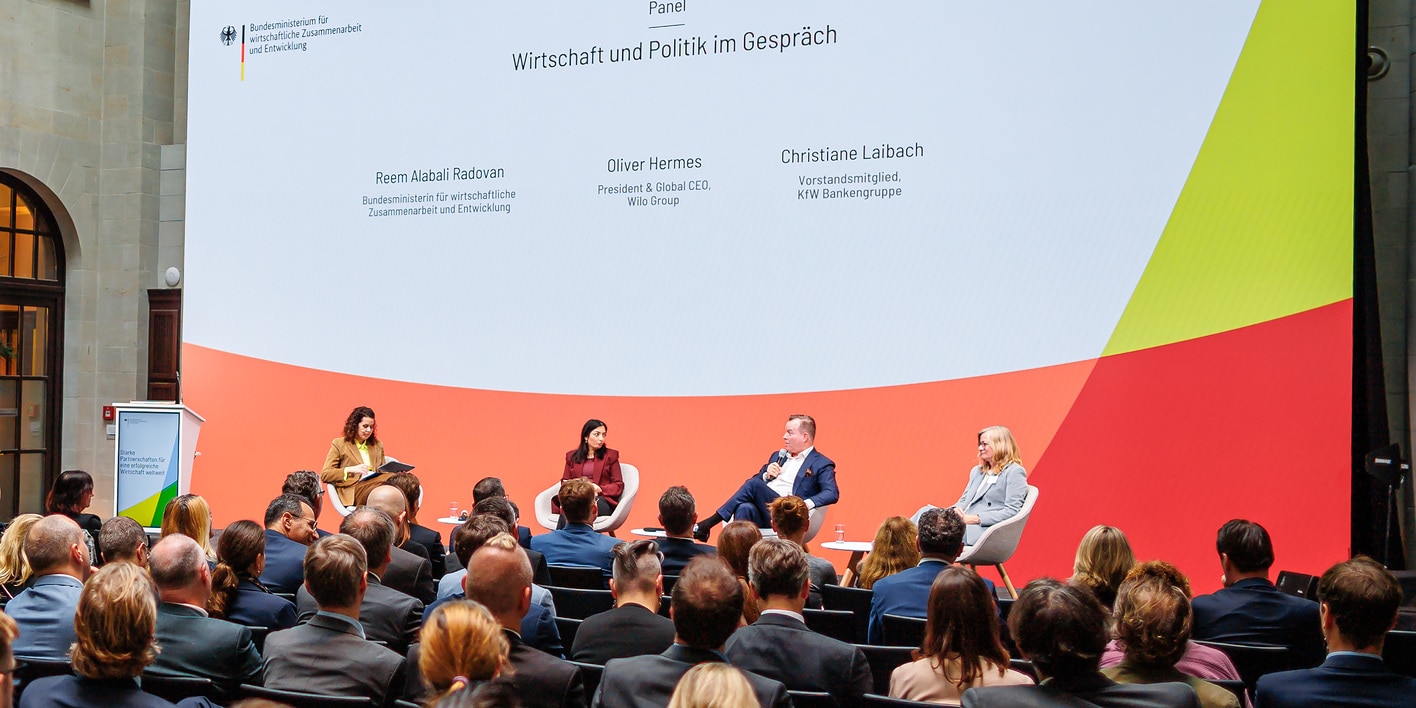 Paneldiskussion mit Reem Alabali Radovan, Bundesministerin für wirtschaftliche Zusammenarbeit und Entwicklung, Debra Mallowah, Head of Africa bei Bayer Crop Science, sowie Christiane Laibach, Mitglied des Vorstands der KfW BankengruppeAustausch mit Ajay Banga, Präsident der Weltbank