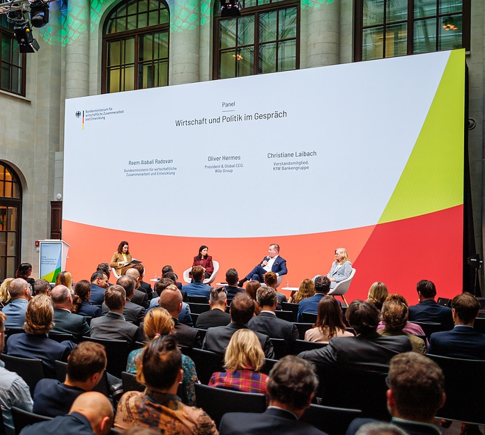 Paneldiskussion mit Reem Alabali Radovan, Bundesministerin für wirtschaftliche Zusammenarbeit und Entwicklung, Debra Mallowah, Head of Africa bei Bayer Crop Science, sowie Christiane Laibach, Mitglied des Vorstands der KfW BankengruppeAustausch mit Ajay Banga, Präsident der Weltbank