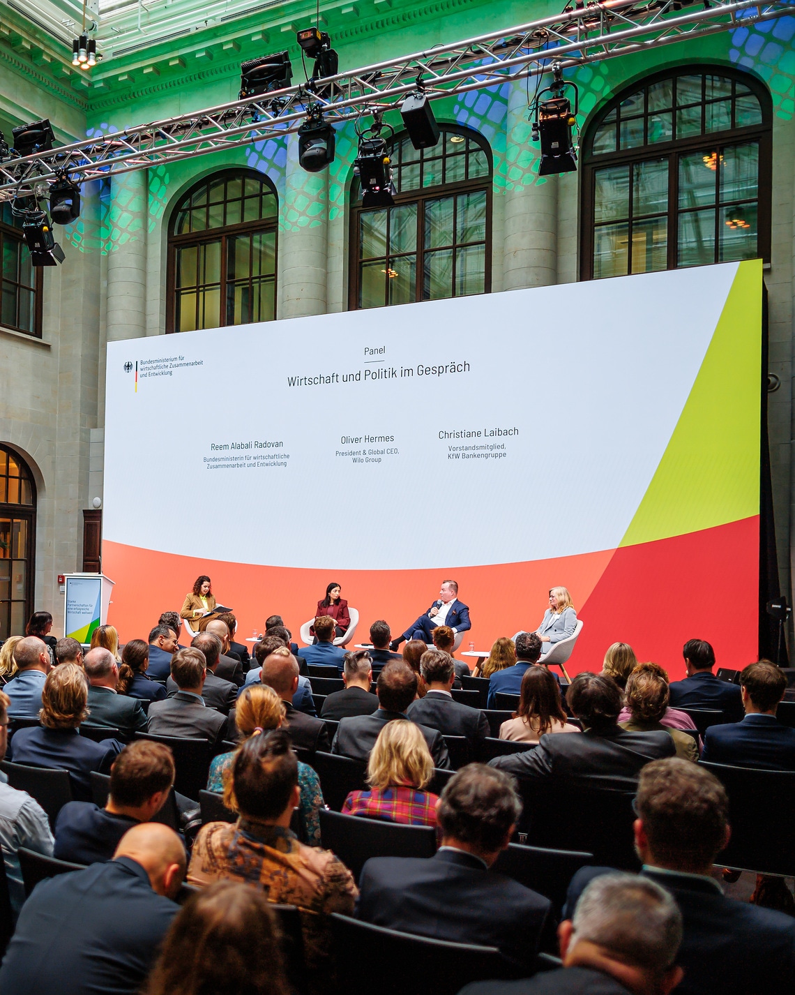 Paneldiskussion mit Reem Alabali Radovan, Bundesministerin für wirtschaftliche Zusammenarbeit und Entwicklung, Debra Mallowah, Head of Africa bei Bayer Crop Science, sowie Christiane Laibach, Mitglied des Vorstands der KfW BankengruppeAustausch mit Ajay Banga, Präsident der Weltbank
