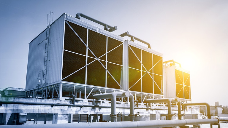 Wieże chłodnicze w budynku centrum danych