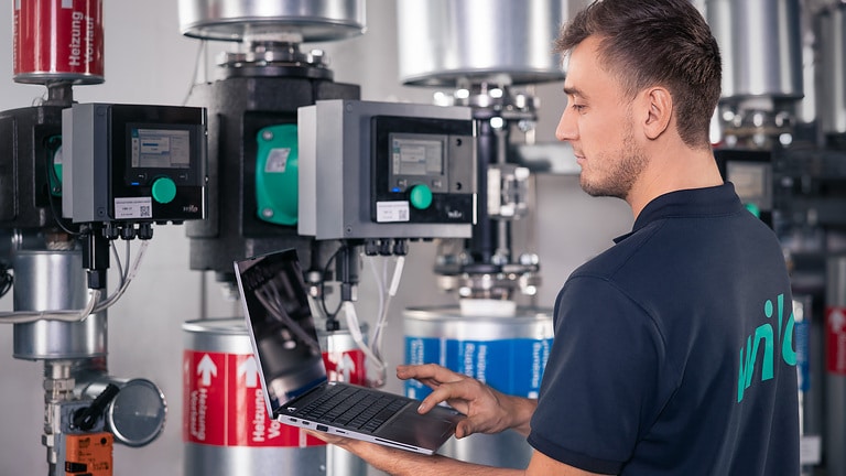 Technik sprawdzający poprawność pracy urządzeń poprzez Wilo-Monitor