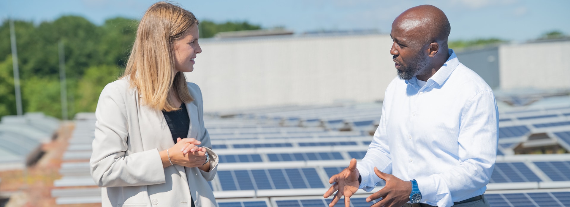 Cebastien Foumouo Tsakou erklärt Moderatorin Greta Körner etwas über das Energie Management System bei Wilo