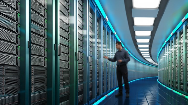 W sercu centrum danych: technicy nadzorują szafy serwerowe i zapewniają bezpieczeństwo operacyjne