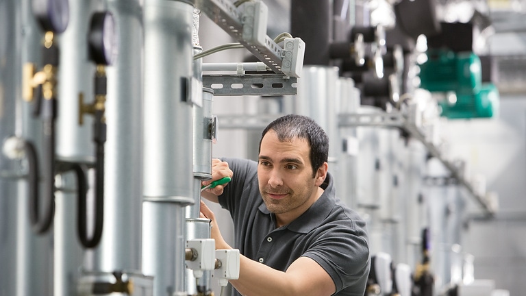 Technik serwisu w pomieszczeniu technicznym