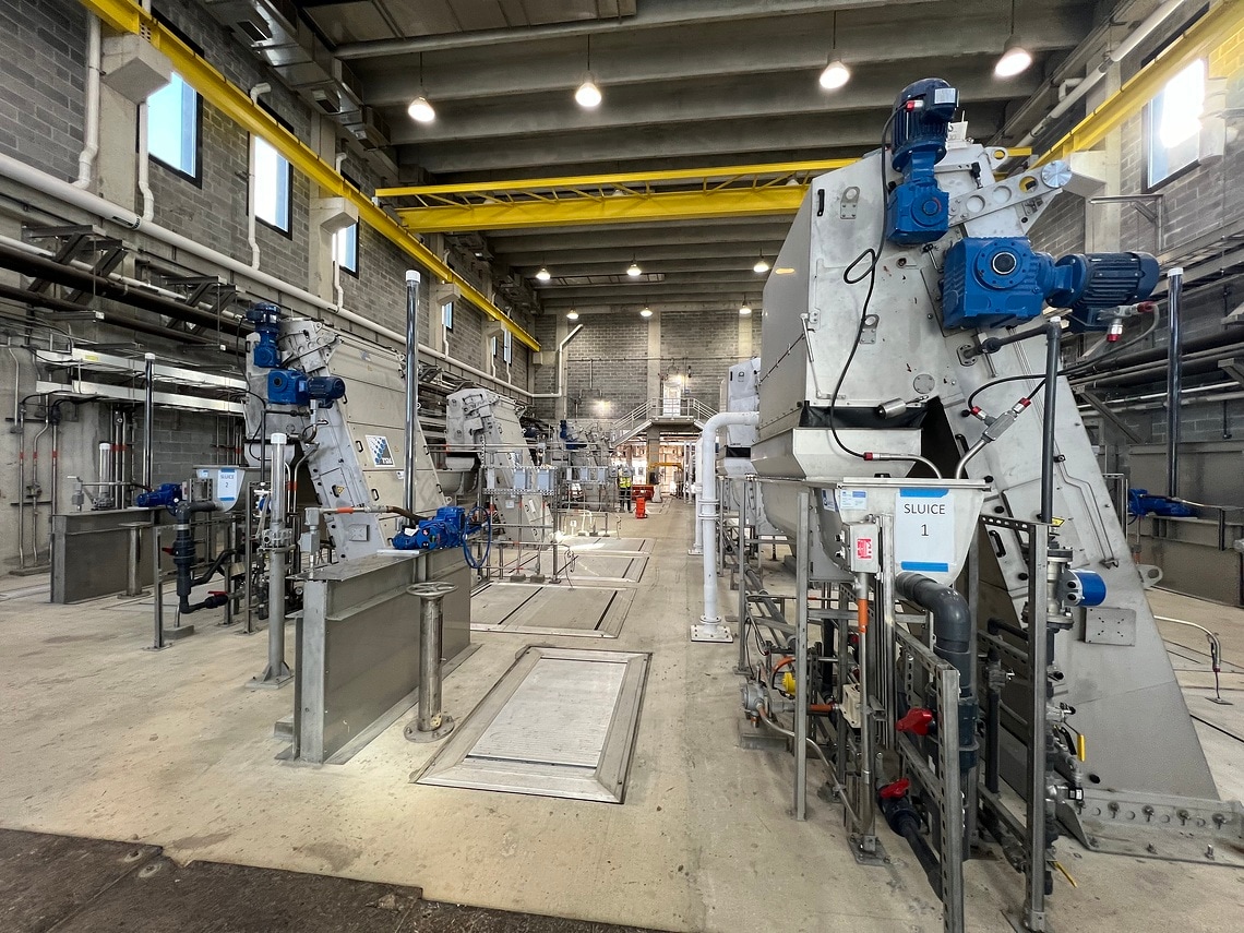 GB - FSM escalator screens at water treatment plant