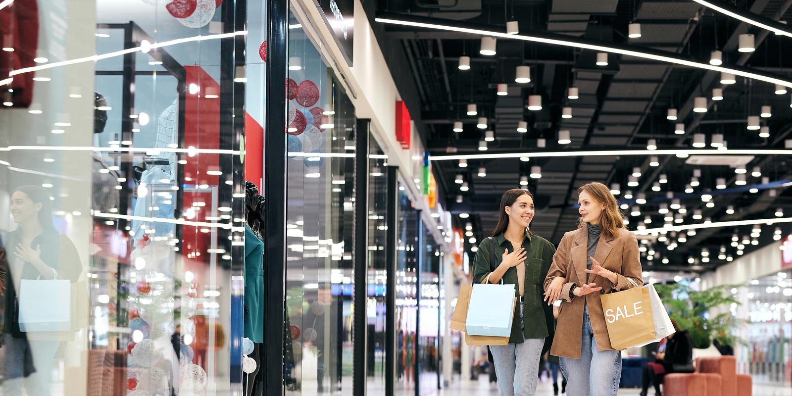 Modern shopping center in operation; symbolizes reliable climate control, water supply, fire protection and drainage with efficient, sustainable solutions for safety and comfort.