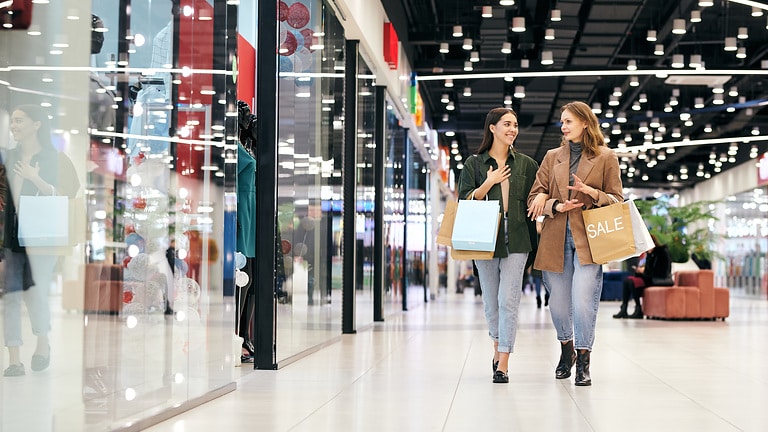 Modern shopping center in operation; symbolizes reliable climate control, water supply, fire protection and drainage with efficient, sustainable solutions for safety and comfort.